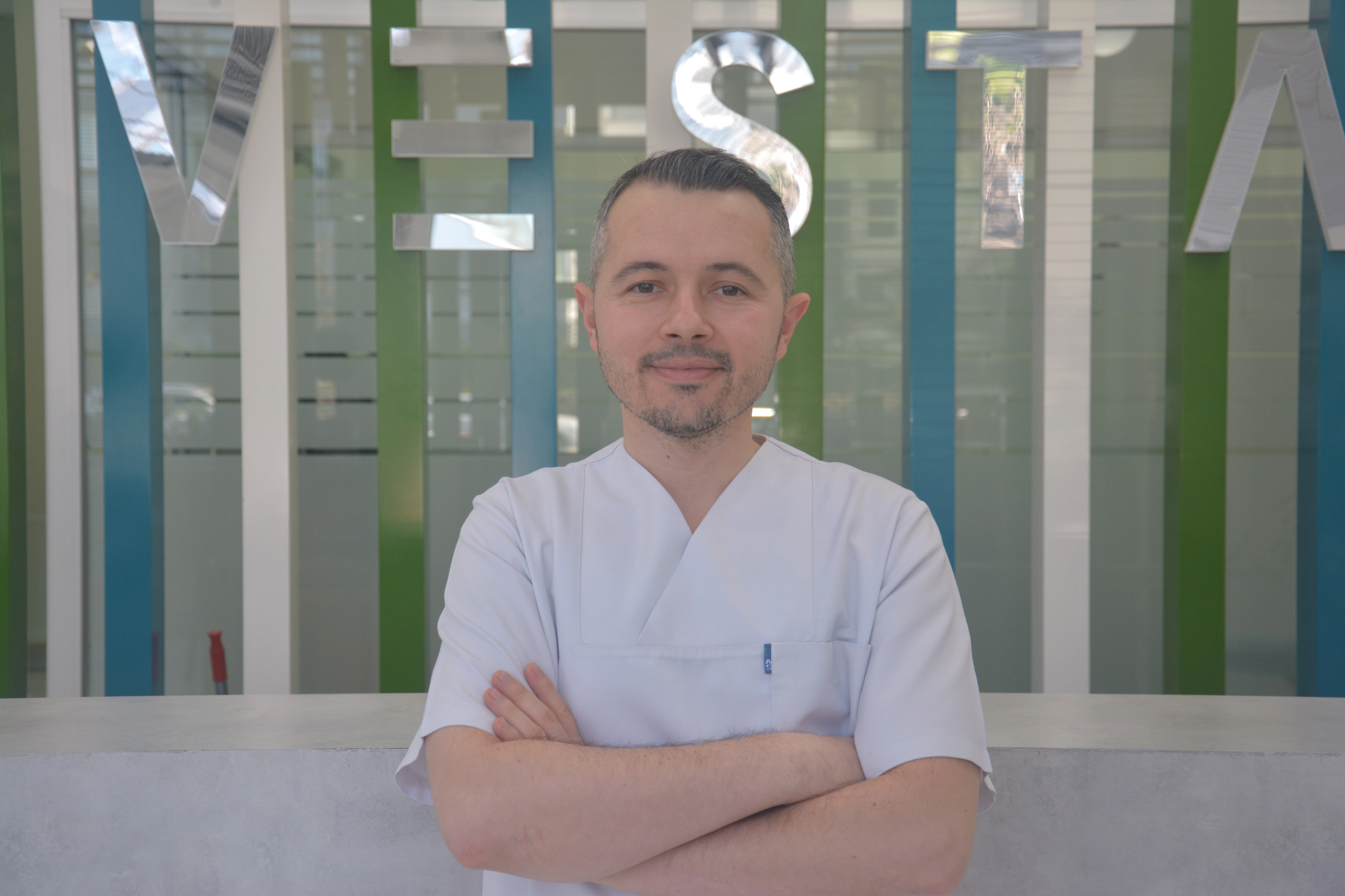 Dt. Mehmet Yüzen - Vesta Klinik Mimaroba & Sinanoba Diş Hekimi